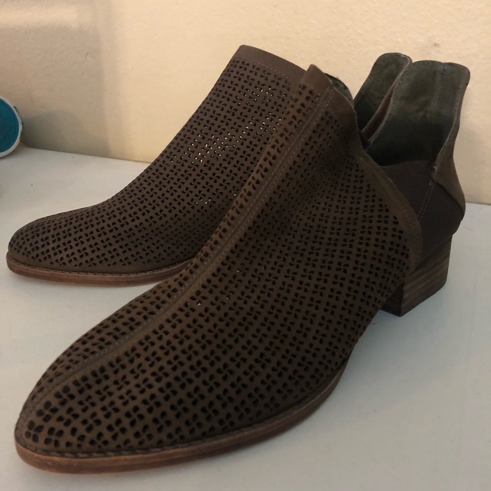Vince Camuto Laser Cut Suede Leather  Ankle Bootie Brown Size 8